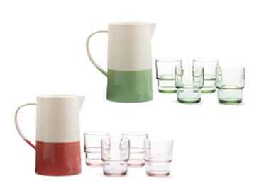 Waterkan/sapkan met 4 glazen rood beschikbaar voor biedingen