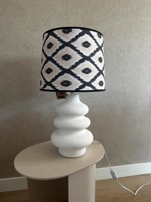 House Vitamin Story tafellamp Flow wit met karamieken voet, Huis en Inrichting, Lampen | Tafellampen, Nieuw, 50 tot 75 cm, Kunststof