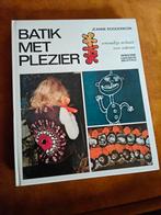 BATIK MET PLEZIER, eenvoudige techniek voor iedereen., Boeken, Hobby en Vrije tijd, Ophalen of Verzenden, Zo goed als nieuw, Overige onderwerpen