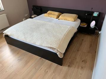 IKEA MALM 2p-bed 180x200 + nachtkastjes + lattenbodems - afbeelding 1