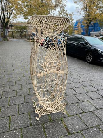 Gietijzeren wijnrek / wandrek – French Art Nouveau uit 1668 beschikbaar voor biedingen