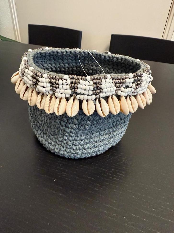 Gehaakte decoratieve mand met schelpen en kralen, Huis en Inrichting, Woonaccessoires | Schalen en Manden, Nieuw, Mand, Rond, Riet