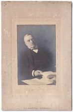 Kabinetfoto - Man achter Bureau - Foto Bauer Middelburg, Verzamelen, Gebruikt, Foto, Ophalen of Verzenden, Voor 1940