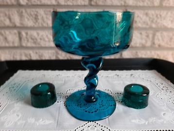 Aparte turquoise glazen decoraties.  beschikbaar voor biedingen
