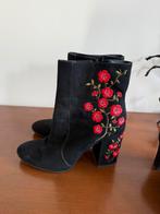 Laarsjes met bloemen applicatie mt 41, Kleding | Dames, Schoenen, Ophalen of Verzenden, Zo goed als nieuw, Zwart