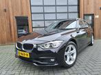 BMW 3-SERIE TOURING 320i 255PK LED NAVI TREKHAAK NL-AUTO, Auto's, Te koop, Benzine, Gebruikt, 16 km/l