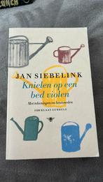 Knielen op een bed violen - Jan Siebelink, Ophalen of Verzenden, Nederland