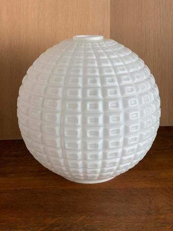 Vintage 1970 wit glazen lampkap van Massive België beschikbaar voor biedingen