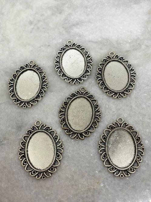 Zilveren bewerkte ovale cabochon houder bedel 39x30mm (10 st, Hobby en Vrije tijd, Kralen en Sieraden maken, Nieuw, Bedel, Verzenden