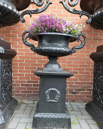 Gietijzeren tuinvazen tuinvaas bloempot bloembak op sokkel  beschikbaar voor biedingen