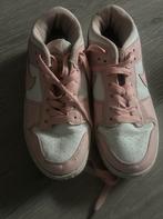 Nike schoenen maat 34 licht roze meisjes, Ophalen of Verzenden, Zo goed als nieuw, Meisje, Schoenen