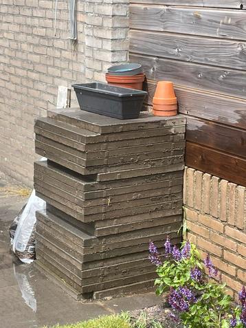 Tegels gratis af te halen beschikbaar voor biedingen