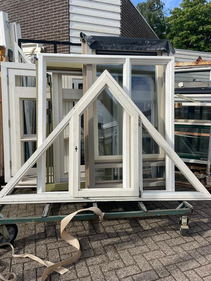 Hoek kozijn met draai/kiep raam, Doe-het-zelf en Verbouw, Kozijnen en Schuifpuien, Zo goed als nieuw, Raamkozijn, Hout, 75 tot 150 cm