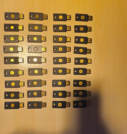 Partij Yubico YubiKeys te koop – 36 stuks in totaal, Computers en Software, USB Sticks, Gebruikt, Verzenden