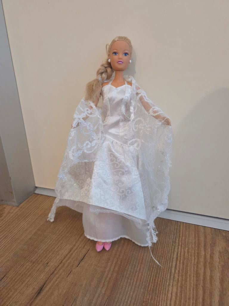 Pop in trouwjurk met sluier, Ophalen of Verzenden, Zo goed als nieuw, Pop, Levensecht of Reborn