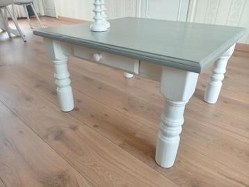 Mooie salontafel 80x77cm, grijs blad, witte poten beschikbaar voor biedingen