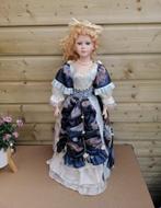 Capodimonte - Mooie porseleinen pop, blauwe jurk, Artigiana, Verzamelen, Poppen, Ophalen of Verzenden, Zo goed als nieuw, Pop
