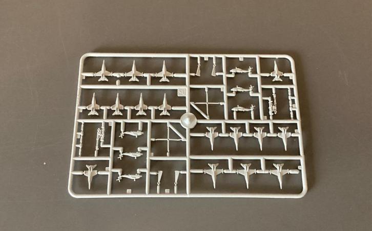 Italeri vliegtuigen 1/720 voor vliegdekschepen, Hobby en Vrije tijd, Modelbouw | Boten en Schepen, Zo goed als nieuw, 1:200 of kleiner