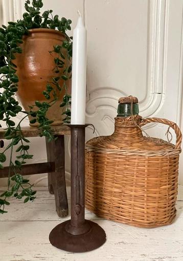 Brocante oude Franse kandelaar beschikbaar voor biedingen