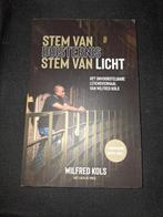 Lucia de Vries - Stem van duisternis, stem van licht, Boeken, Ophalen of Verzenden, Zo goed als nieuw, Lucia de Vries; Wilfred Kols