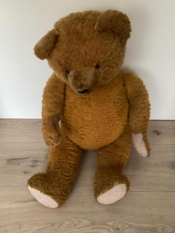 Oude Teddybeer met stro gevuld beschikbaar voor biedingen
