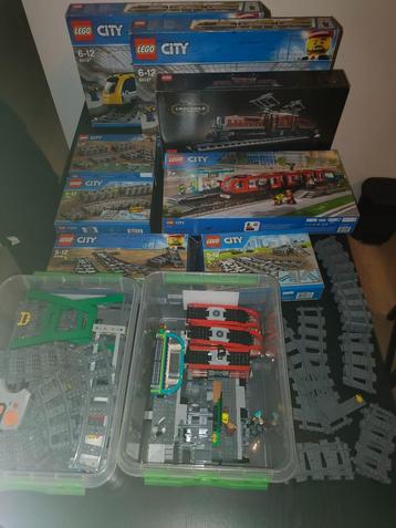 Vijf Lego treinen, rails en toebehoren beschikbaar voor biedingen