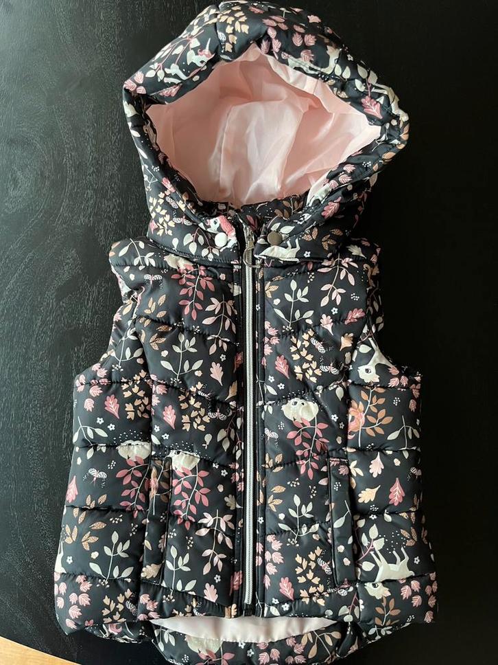 Maat 98/104 H&M bodywarmer gekleurd, Kinderen en Baby's, Kinderkleding | Maat 98, Zo goed als nieuw, Meisje, Jas, Ophalen of Verzenden