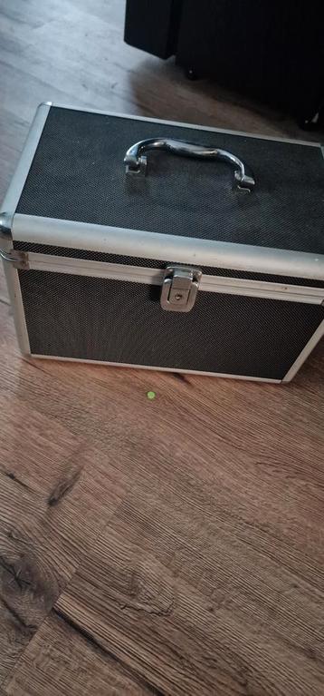 Kistje voor cd's of kleine electrische apparatuur beschikbaar voor biedingen