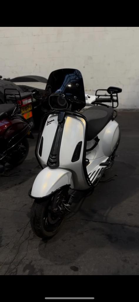 Vespa sprint 80cc akrapovic, Fietsen en Brommers, Scooters | Vespa, Zo goed als nieuw, Ophalen