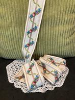 Antiek geborduurd kastenrandje (111225s), Hobby en Vrije tijd, Borduren en Borduurmachines, Ophalen of Verzenden, Gebruikt, Handborduren