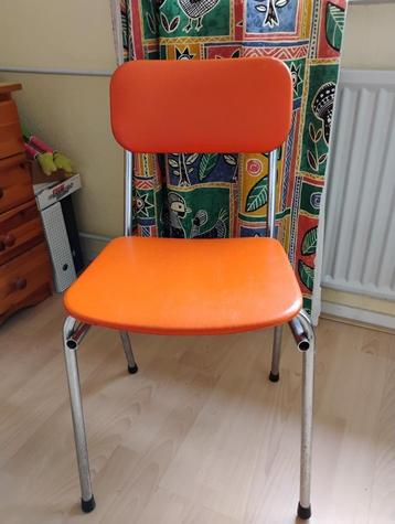 Vintage stoel metaal en oranje kunstleer jaren 60/70 beschikbaar voor biedingen