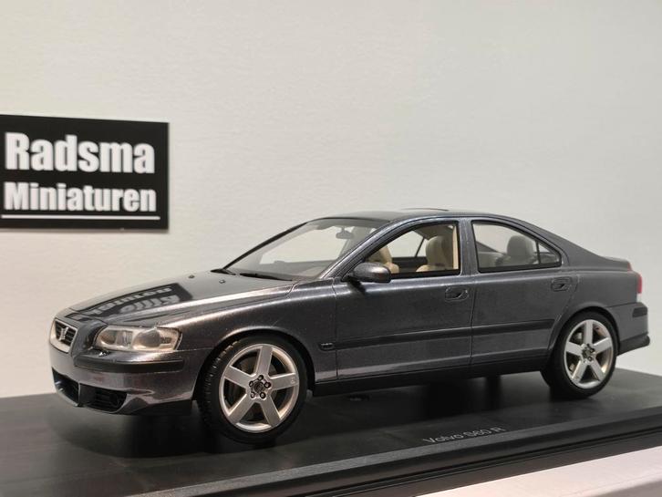 Volvo S60 R 2003 - Grey metallic - 1:18 DNA Collectibles, Hobby en Vrije tijd, Modelauto's | 1:18, Nieuw, Auto, Overige merken