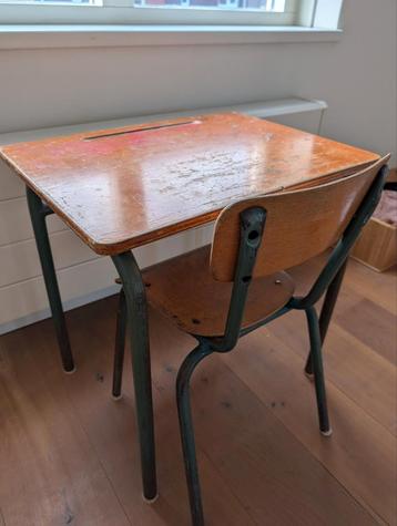 Brocante Frans Schoolbureau met Stoel beschikbaar voor biedingen