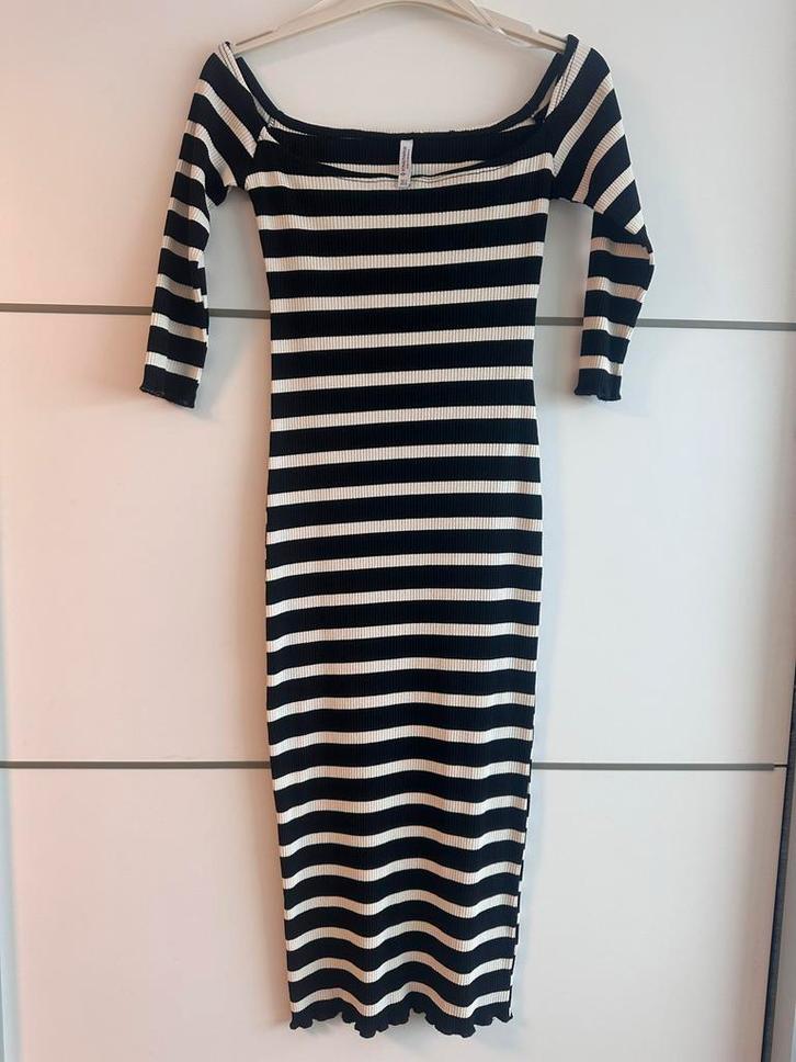 Stradivarius gestreepte jurk - Maat S - Nieuw!, Kleding | Dames, Jurken, Nieuw, Zwart, Onder de knie, Ophalen of Verzenden