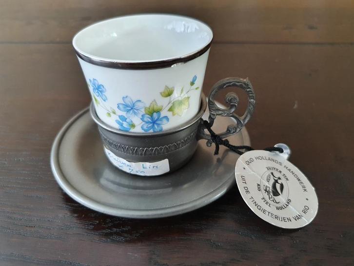 Tinnen Kop-en schotel in houder, Huis en Inrichting, Keuken | Servies, Nieuw, Kop(pen) en/of Schotel(s), Ophalen of Verzenden