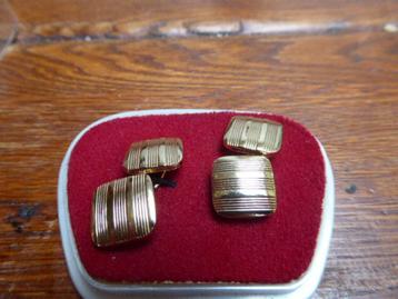 Paar goudkleurige manchetknopen beschikbaar voor biedingen