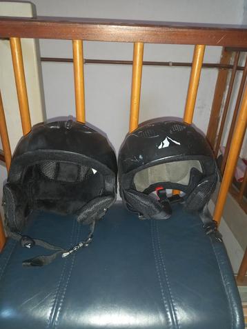 2 skihelmen  beschikbaar voor biedingen