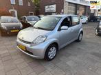 Daihatsu Sirion 2 1.3-16V Comfort Automaat 1e eigenaar, Auto's, Daihatsu, Gebruikt, 4 cilinders, Bedrijf, 930 kg