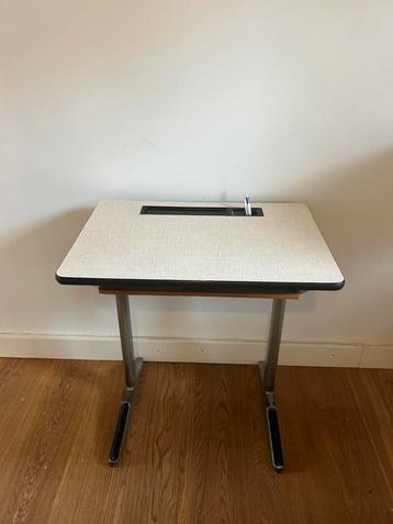 Vintage schoolbureautje / tafel met stoel  beschikbaar voor biedingen