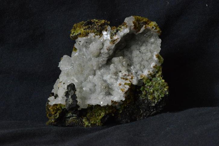 Kwarts met malachiet en azuriet op matrix, Verzamelen, Mineralen en Fossielen, Mineraal, Ophalen of Verzenden