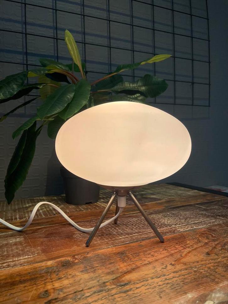 Vintage Space Age Tripod OVAL Lamp, Huis en Inrichting, Lampen | Tafellampen, Zo goed als nieuw, Minder dan 50 cm, Glas, Metaal