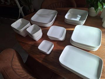 Servies beschikbaar voor biedingen