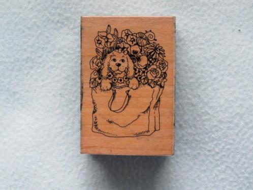 Mooie houten stempel met hondje in tas met bloemen, Hobby en Vrije tijd, Stempelen, Zo goed als nieuw, Houten stempel, Ophalen of Verzenden