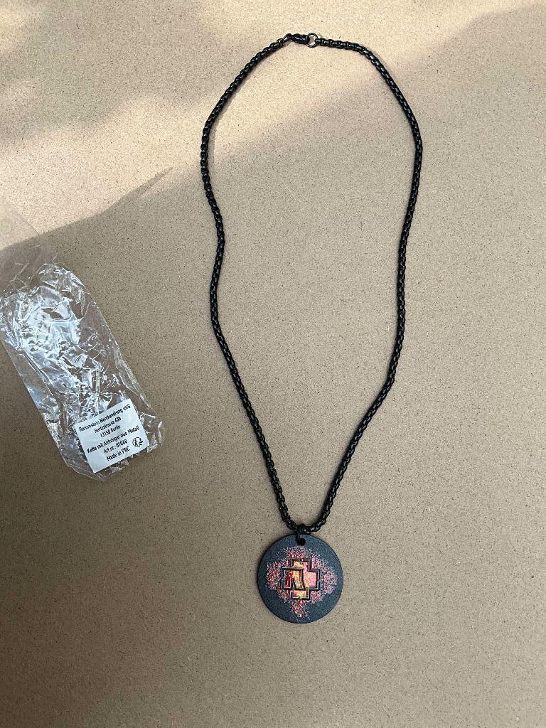 Zwarte schakelketting met hanger in lava-logo van Rammstein, Zwarte schakelketting met hanger in lava-logo van Rammstein, Nieuw