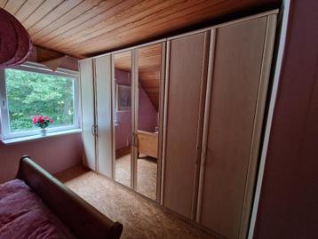 Mooie kledingkastenwand beschikbaar voor biedingen