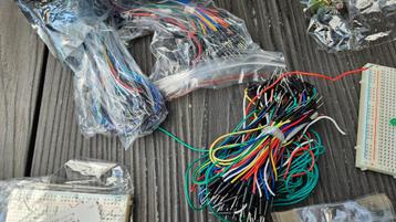 Elektronica kit – met LED’s, transistors, drukknoppen, etc. beschikbaar voor biedingen