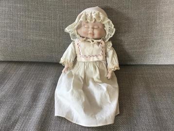 Porseleinen pop met drie gezichtjes beschikbaar voor biedingen