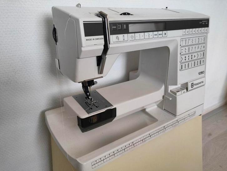 HUSQVARNA 1050 in prima staat!!, Hobby en Vrije tijd, Naaimachines en Toebehoren, Zo goed als nieuw, Naaimachine, Overige merken