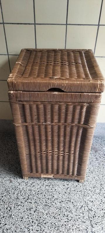 Vintage Rotan Wasmand met Deksel beschikbaar voor biedingen