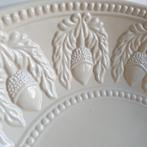 Creme schaal relief aardewerk eikeltjes Este c.e Italy 0804, Huis en Inrichting, Woonaccessoires | Schalen en Manden, Steen of Aardewerk
